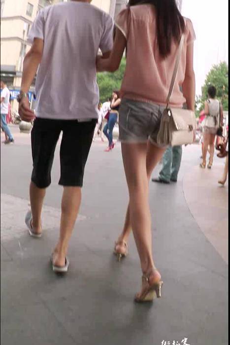 [街拍客视频]jx0296 跟男朋友逛街的牛仔热裤长腿