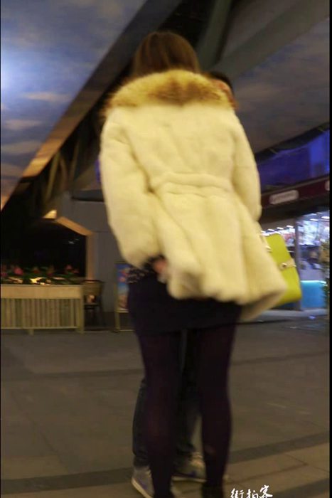 [街拍客视频]jx0442 美腿少妇的丝袜在灯光下被照