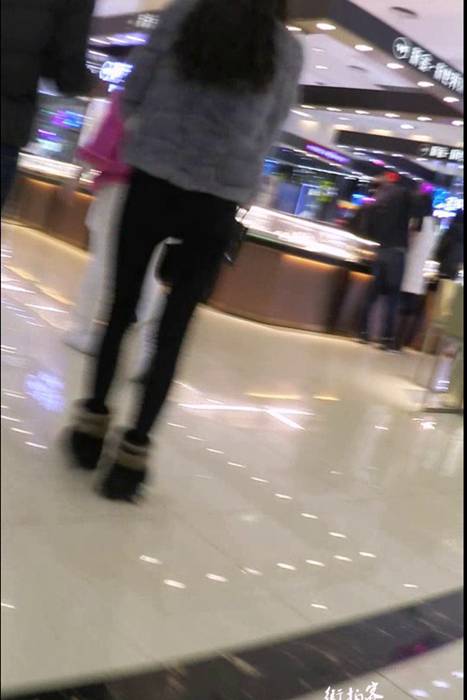 [街拍客视频]jx0471 美腿少妇跟老公一起逛商场
