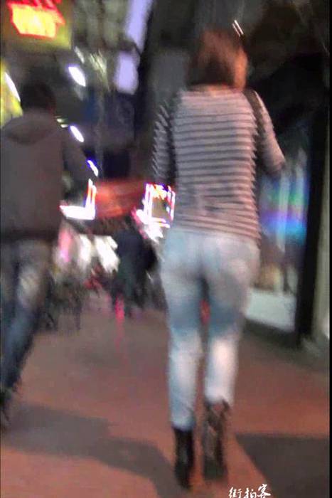 [街拍客视频]jx0615 街拍美女极致白色牛仔裤紧身