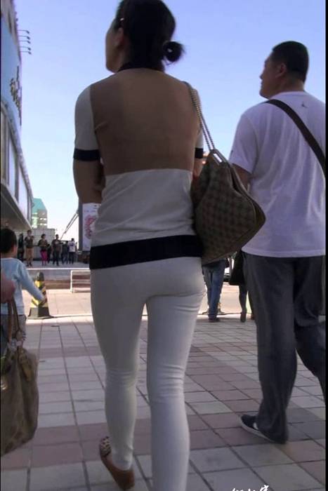 [街拍客视频]jx0669 近距离跟拍白色紧身裤翘臀少
