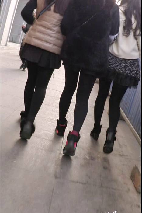 [街拍客视频]jx0721 三个黑丝短裙美女一起逛街，