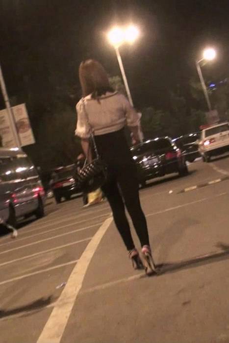 [街拍视频]00074这个破洞紧身裤高跟美女实在太骚