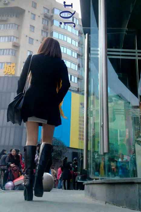 [街拍视频]00075骚妇冬天还要穿高跟长靴肉丝出来