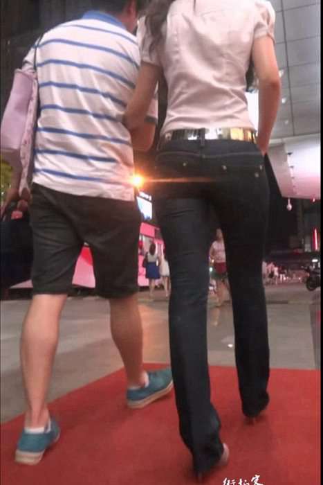 [街拍视频]00077和男友一起逛街的极品身材性感美