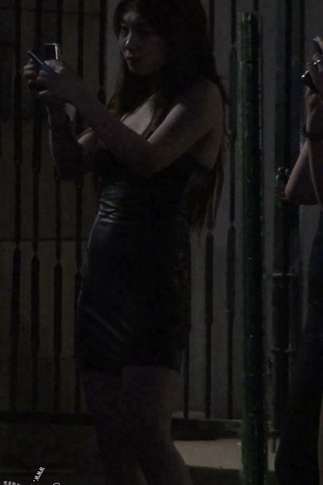 [街拍视频]00164丰臀高跟美女临时补妆可能是约会