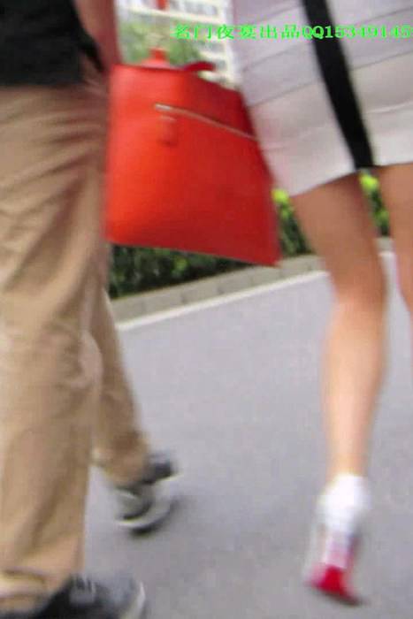 [街拍视频]00166翘臀长发高跟美女少妇跟着她男人