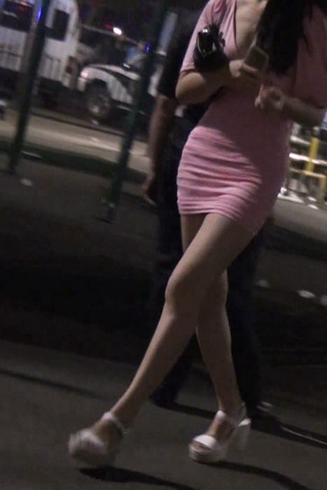[街拍视频]00175长发性感包臀裙女人急忙忙地赶往