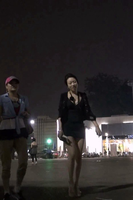 [街拍视频]00181超性感短发翘臀长腿高跟女人晚上