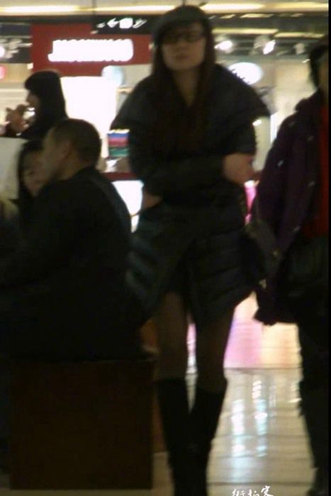 [街拍视频]00214美女冬天上身羽绒衣下身也要穿黑