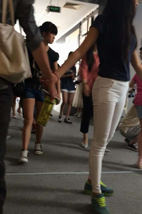 [街拍视频]00338少妇穿紧身白裤逛街裆部紧实地很