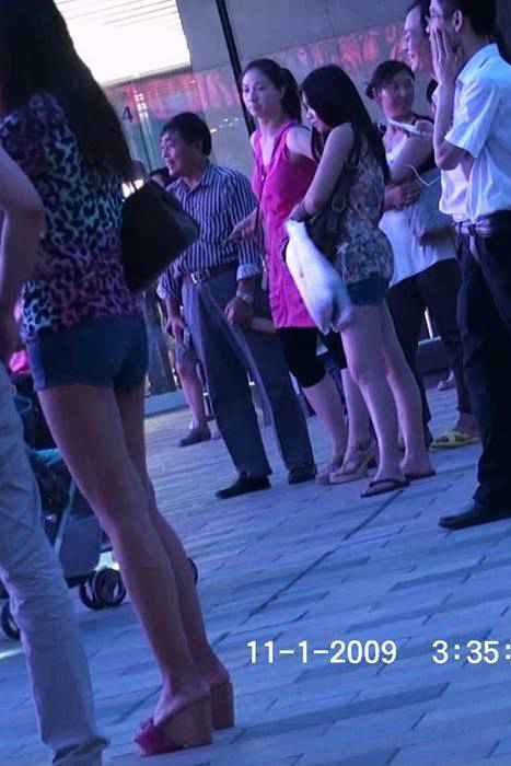 [街拍视频]00344性感牛仔超短热裤高跟美女配豹纹
