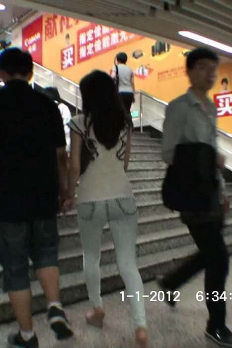 [街拍视频]00345美女穿着超紧的牛仔裤乘地铁臀部