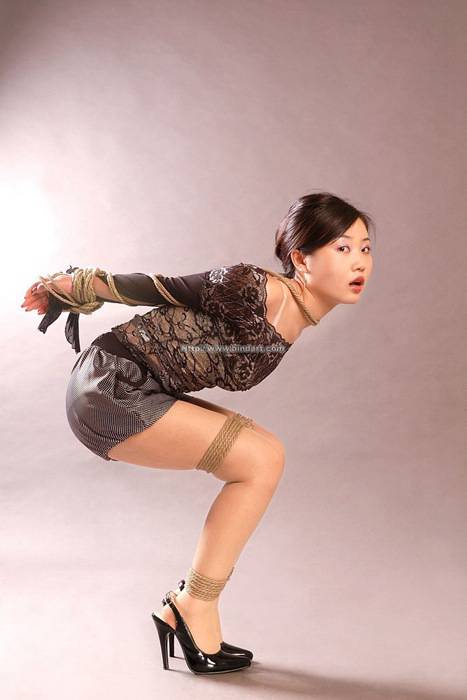 性噶苗条的肉丝少妇被捆绑[丽柜Bindart美束]2007