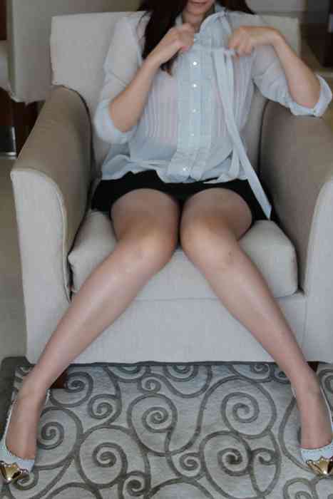 [羞欲娘娘套图]ID0007 性感肉丝高跟房间里寂寞的